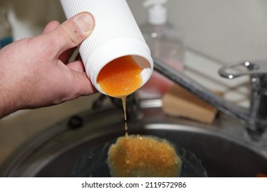 Pouring Water Softening Ion Exchange Resin From The Filter Cartridge For Recovery