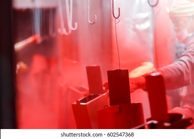 Pulverbeschichtung von Metallteilen in der Fabrik