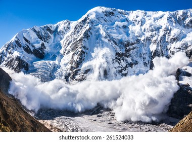 Сила природы. Настоящая огромная лавина происходит с большой горы (Шхара, 5,193 м), Кавказа, Кабардино-Балкарии, Безенгинского района, Россия