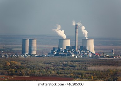 Power plant with cooling towers