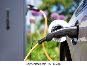 Power supply for hybrid electric car charging battery