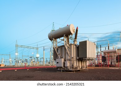 Transformador de energía en la estación de metro eléctrica al aire libre de alta tensión