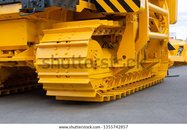 Powerful caterpillar chain. The main running\
gear of modern construction\
equipment.