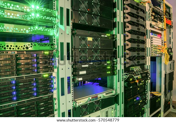 Poderoso hardware informático de centro de : Foto de stock (editar ...