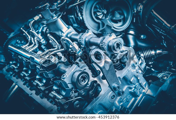 車の強力なエンジン エンジンの内部設計 車のエンジン部品 現代の強力な車のエンジン の写真素材 今すぐ編集