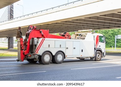 Powerful Heavy Duty Big Rig Mobile Tow Semi Truck With Emergency Lights And Towing Equipment