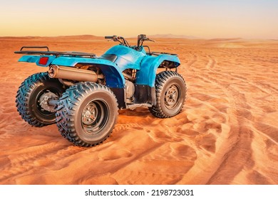 Potente moto cuádruple moderna entre las dunas de arena árabes del desierto de Rub Al Khali en Dubai