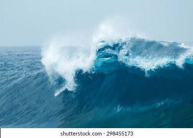powerful ocean waves breaking natural background