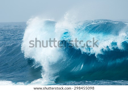 powerful ocean waves breaking natural background
