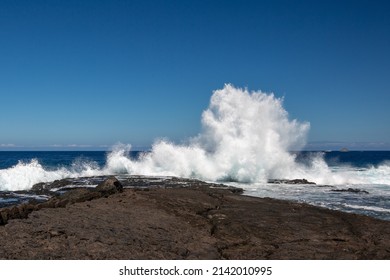 Powerful Waves Break On The Shore Of The Kona Coast, Hawaii. 