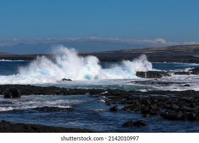 Powerful Waves Break On The Shore Of The Kona Coast, Hawaii. 