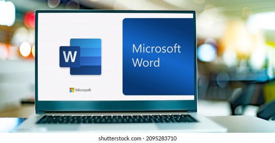 POZNAN, POL - DEC 12, 2021: Laptop-Computer mit Logo von Microsoft Word, einem von Microsoft entwickelten Textverarbeitungsprogramm