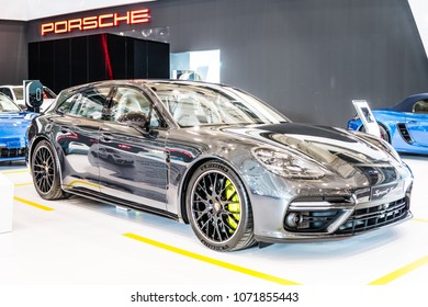 Bilder Stockfotos Und Vektorgrafiken Porsche Panamera