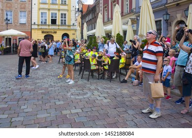 POZNAN, POLAND - June 20, 2019: Crowd Of Tourists Admiring Old Town Square, Taking Photos Of The Little Goats (koziolki) High Up The Building Of Town Hall In Poznan