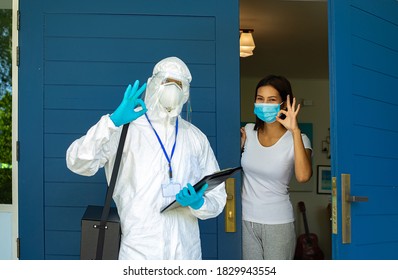 Visita médica del PPE para chequear el coronavirus en casa. El personal y el paciente que muestran resultados de medición no son problemas.
