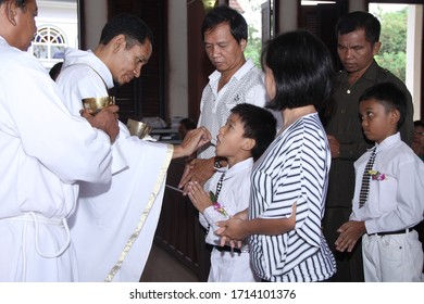 Prabumulih, South Sumatera/Indonesia - June 12, 2015 : Young Teenagers With White Clothes,  Are Receiving Their First Communion In Santa Maria Altar Church.