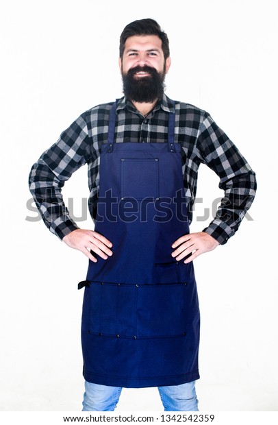 実用的で自信に満ちた料理人に 髭を生やした男が台所の前掛けで料理をする 白い背景にグリル料理 ビブエプロンを着て 長いひげをつけて料理します 前掛けをポケットで調理する の写真素材 今すぐ編集