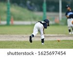 Practice of baseball on the riverbed