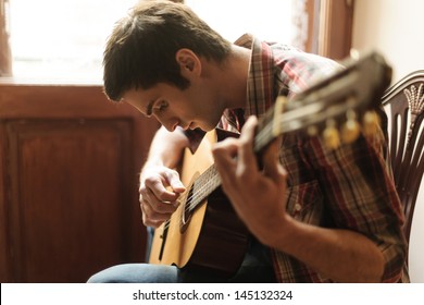 Gitarre spielen. Schöne junge Männer, die Gitarre spielen