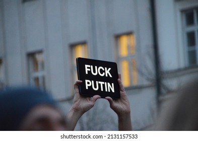 Prag, Tschechische Republik - 24. Februar 2022: Eine Demonstration zur Unterstützung der Ukraine. Person, die ein Schild mit der Meldung "Fuck Putin" hält