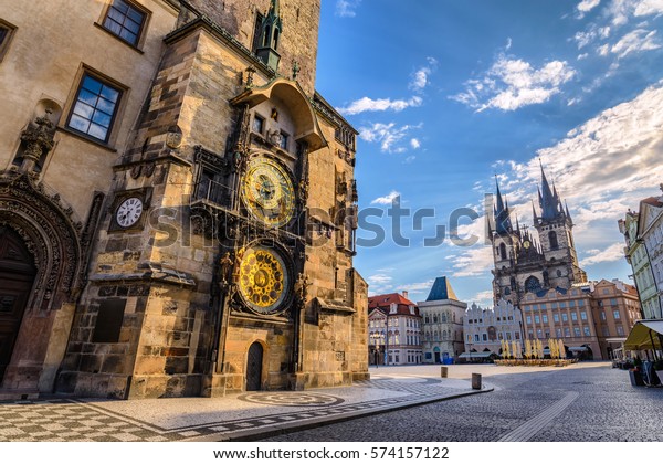 プラハ旧市街広場チェコ共和国サンライズシティスカイラインアット天文時計塔 の写真素材 今すぐ編集