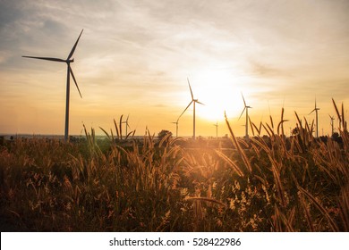 Prairie Windturbinen und Sonnenkollektor am Morgen.