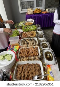 Prasmanan Or Buffets Are The Hallmark Of Indonesians In Eating Together, You Can Choose Side Dishes And Take The Food According To Your Portion And Preference. Rendang, Satay, Sambal,  And Many More