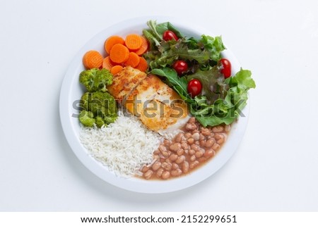 Prato de comida com: rice, beans,salmon, broccoli, carrots, cherry tomato, lettuce.