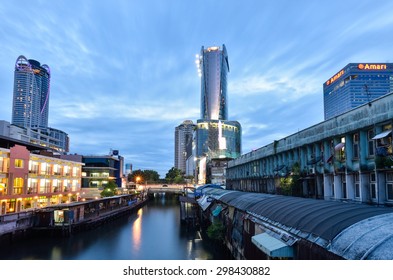 Pratu Nam Intersection In Bangkok On 5 July 2015. Pratunam Harbour Shoot In Twilight Vivid Tone