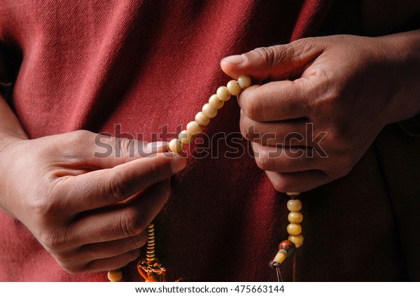 tibetan monk prayer beads