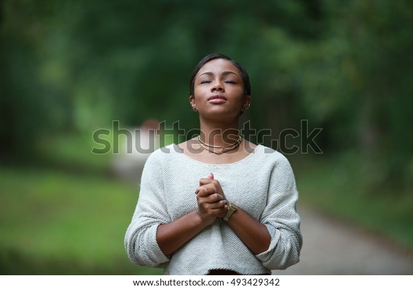 アフリカ系 アメリカ系の黒人 大人のおしゃれな女の子のモデル 感じる瞬間 楽しむ 幸せを祈る の写真素材 今すぐ編集