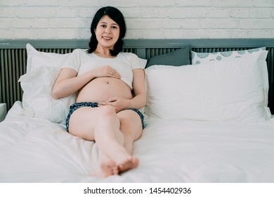 Girls get fucked in the vagina by a hourse Long tongue black porn women