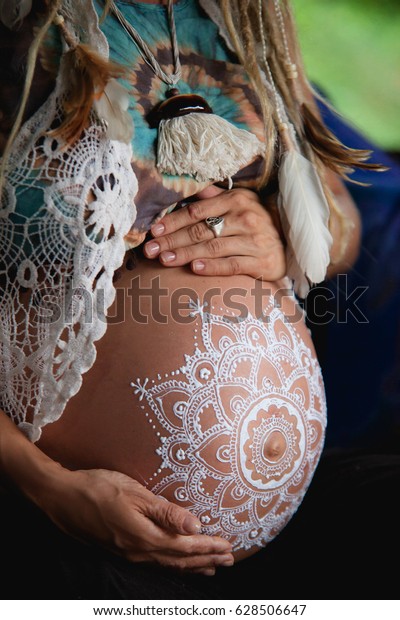 Photo De Stock De Femme Enceinte Au Ventre Avec Tatouage