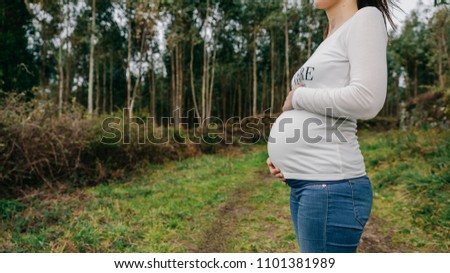 Foto Bild Schwangere Frau, die ihren Bauch streichelt.