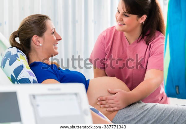 Pregnant woman\
in delivery room with CTG\
monitoring