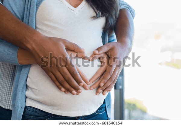 Femme Enceinte Et Son Mari Africain Photo De Stock Modifiable