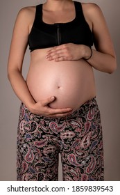 Schwangere, die ihren Bauch hält