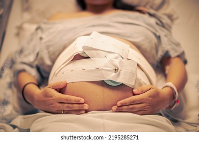 A pregnant woman in the hospital having contractions. Pregnancy cardiogram, fetal heartbeat.