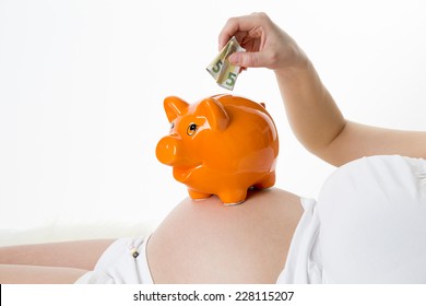 Schwangere Frauen und die steigenden Kosten für Kinder.