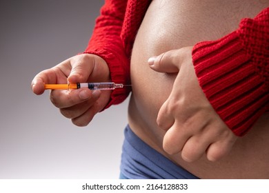 A Pregnant Woman Injects Herself A Blood Thinner With A Syringe Into Her Belly To Prevent Blood Clots During Pregnancy