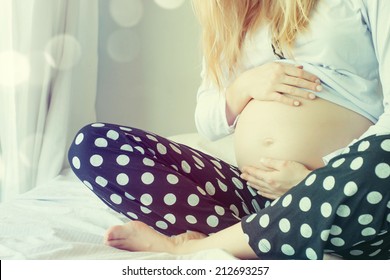  pregnant woman keeping her hands