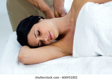 Femme enceinte recevant un massage du dos du masseur à la maison