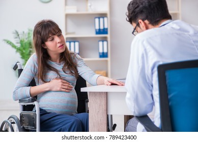 Mujer embarazada visita a un médico para consulta