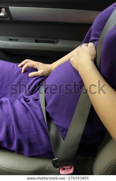 Pregnant woman wear\
safety belt in the car