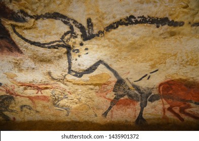 prehistoric drawing cave of lascaux representation of a bull