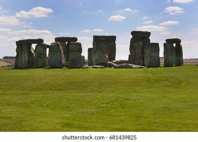 prehistoric monument Stonehenge, ring of standing stones 