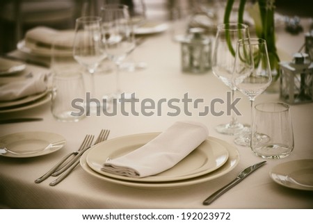 preparation restaurant tables