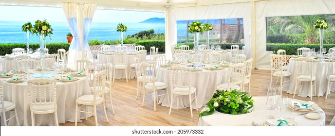 preparation restaurant tables for wedding 