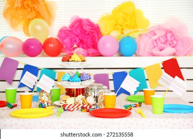 Préparer la table d'anniversaire avec des bonbons pour la fête des enfants