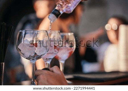 preparing a gin and tonic for a party